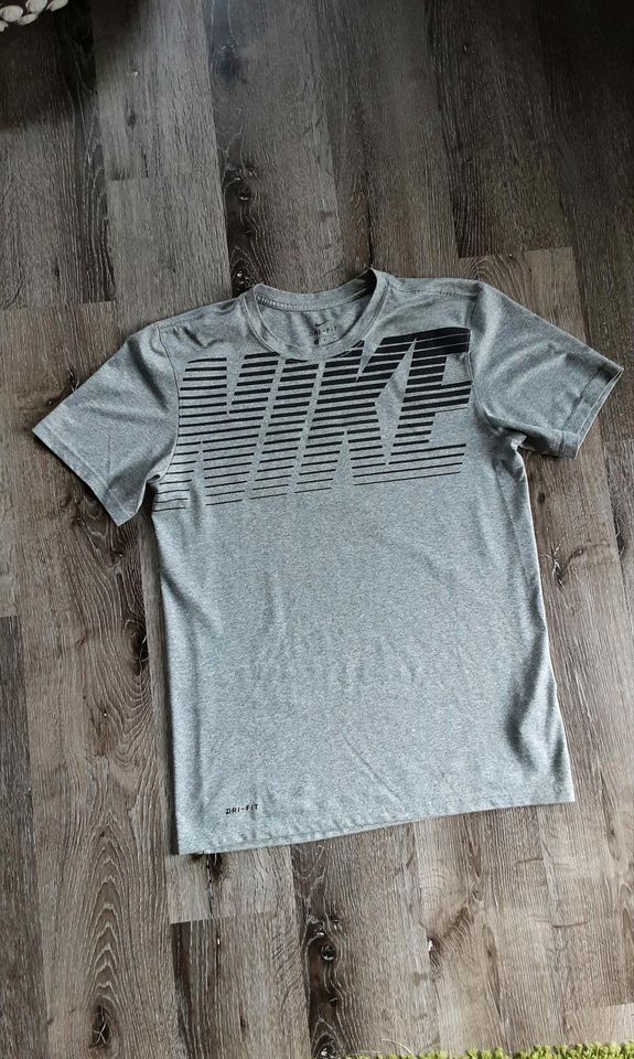 Nike T-Shirt S M in Wendisch Baggendorf