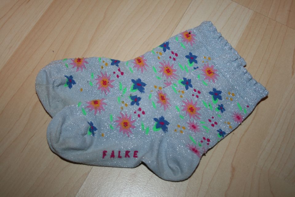 2 Paar Socken, Hello Kitty und Falke, Gr. 27-30, TOP in Gevelsberg