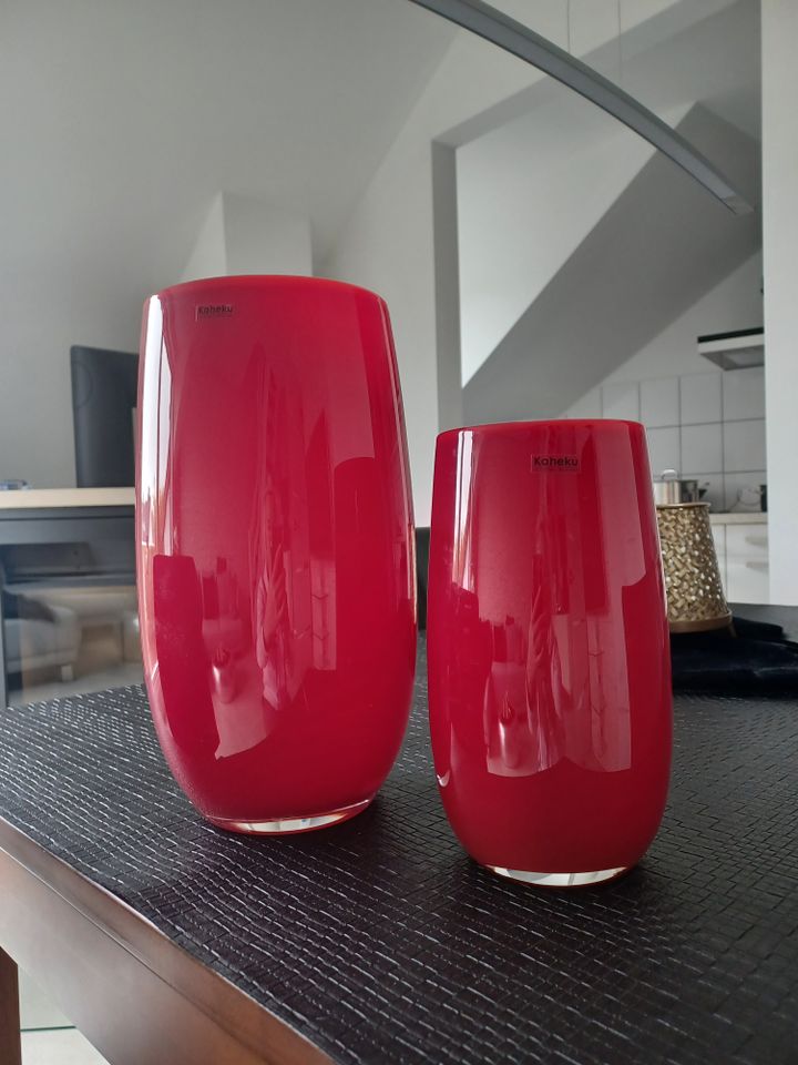 Zwei rote Vasen von Kaheko in Mönchengladbach