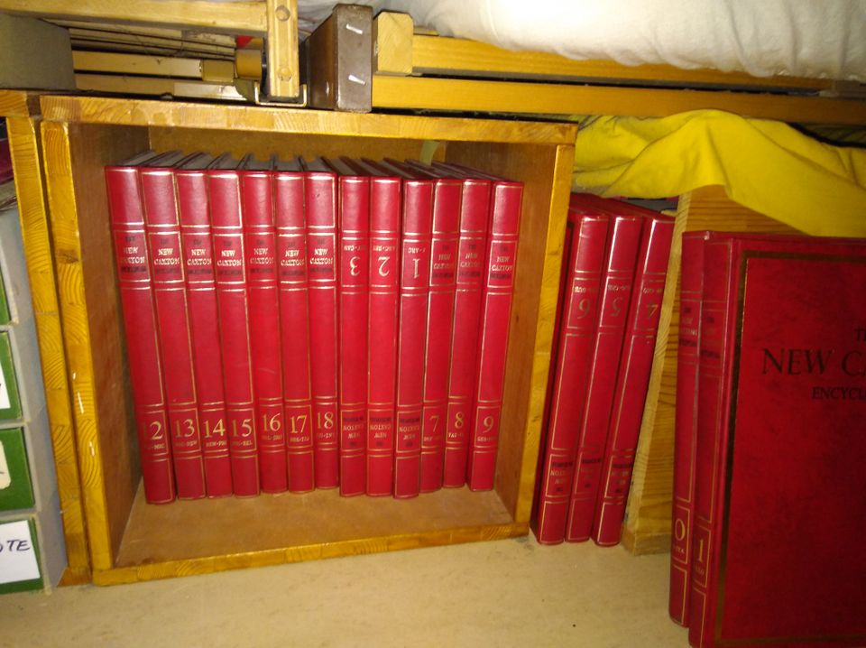 New Caxton engl.  Encyclopedia  18 große Bände in Hamburg