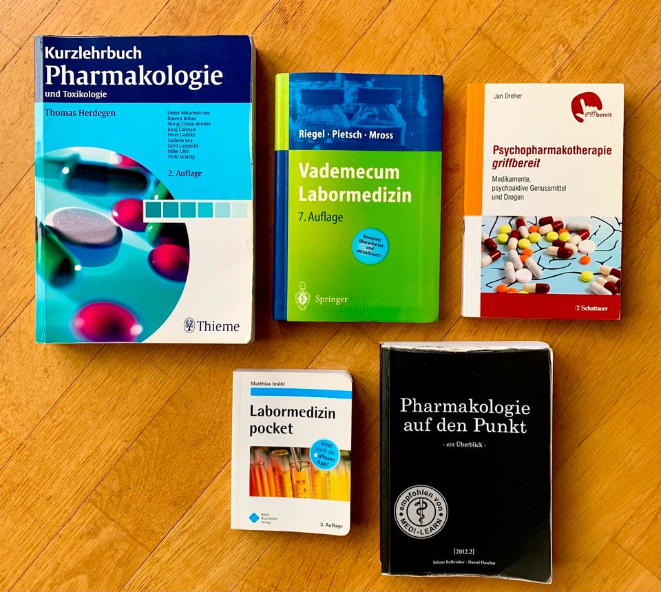 Bücherpaket - Medizin - Medizinstudium - 30 Bücher und Stethoskop in Berlin