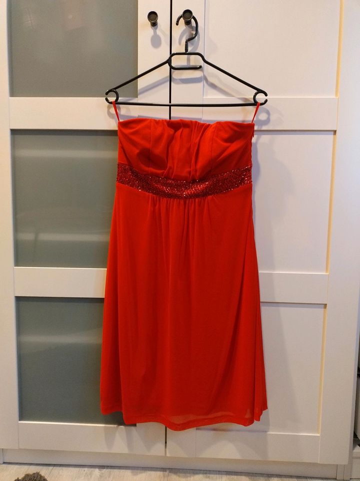 Schickes rotes Kleid in Espenau