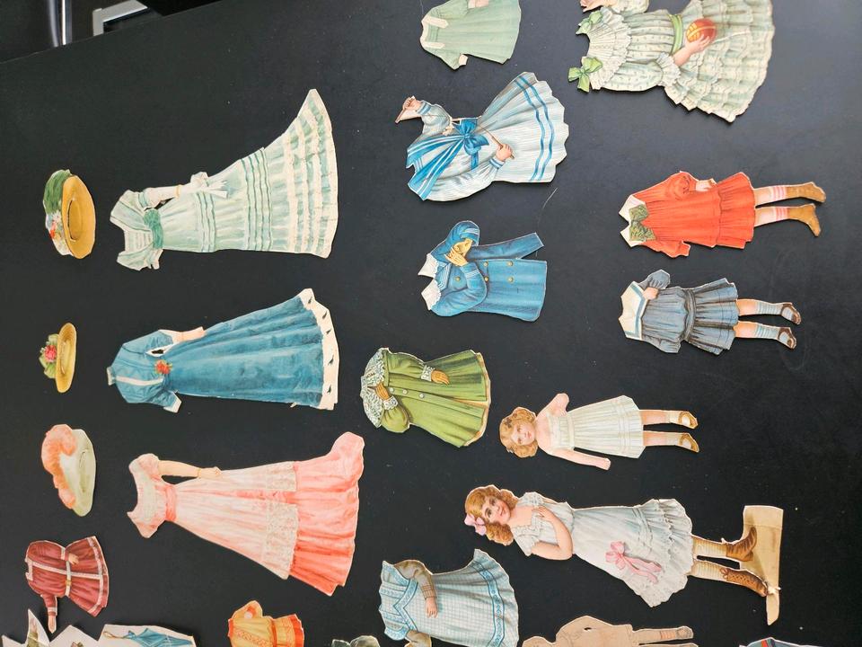 Alte Anziehpuppen aus Papier, über 100 Jahre alt, sehr selten in Rödermark