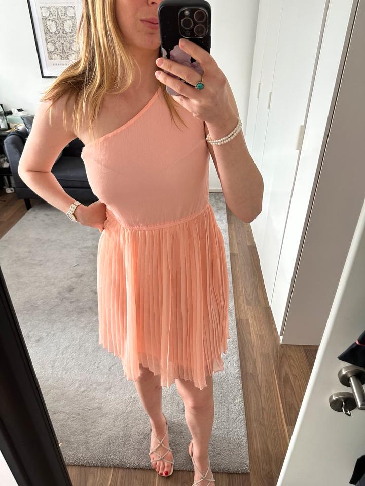 Mango Kleid Plissee Chiffon Apricot Peach Koralle Asymmetrisch in Sachsenheim