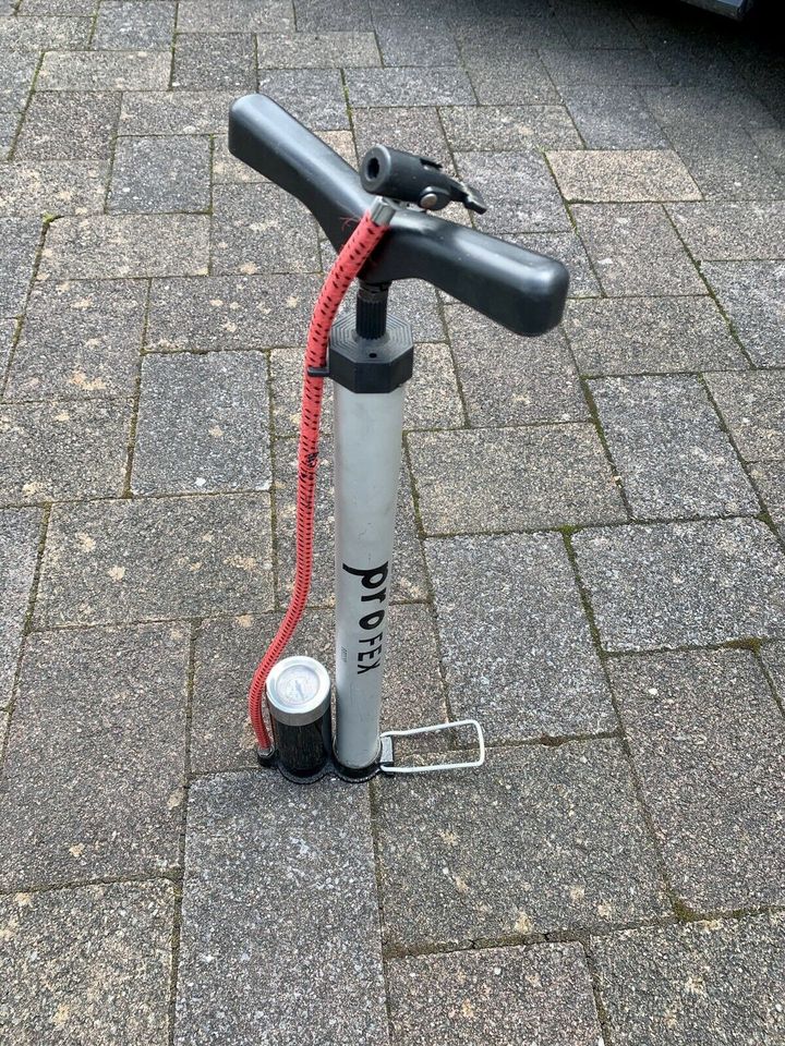 Standpumpe/Luftpumpe/Fahrradpumpe mit Druckanzeiger in Steimel