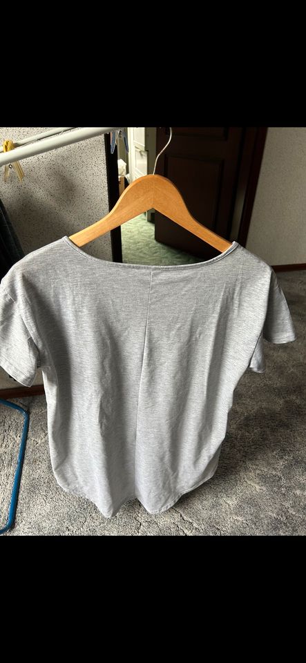 Basic Shirt grau mit V-Ausschnitt Gr. L in Appen