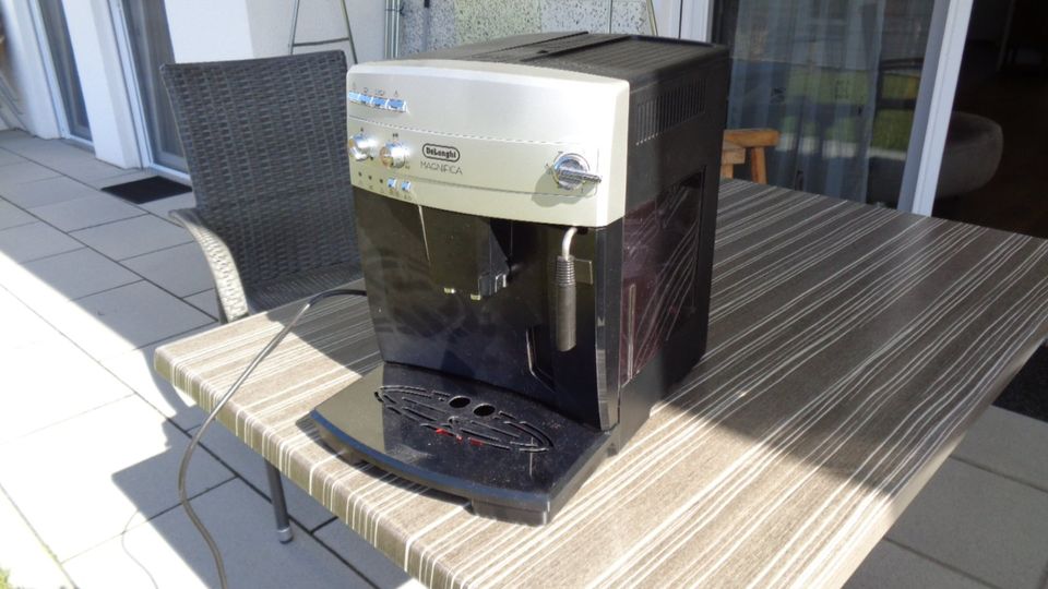 Kaffeevollautomat DeLonghi Magnifica Esam 02.110 in Meitingen