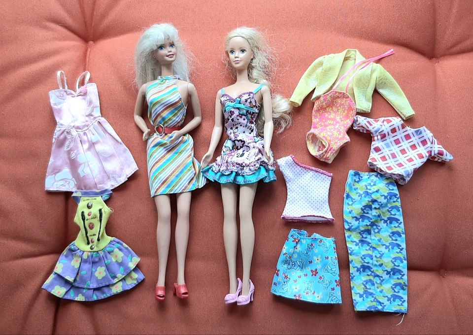 2 Damen mit Kleidung Barbie in Sottrum