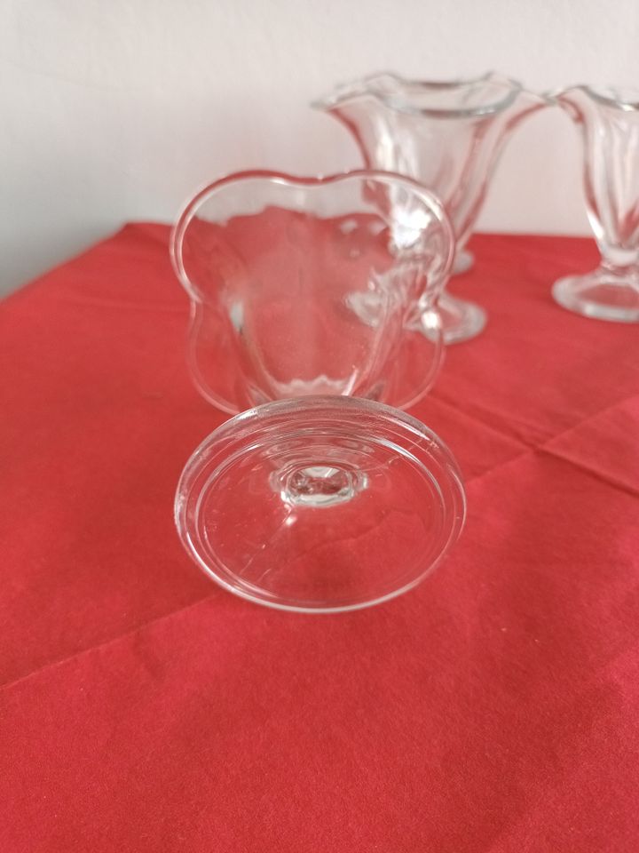 Gläser mit kleinem Fuß für Nachtisch / Eis  6 Dessertgläser in Windorf