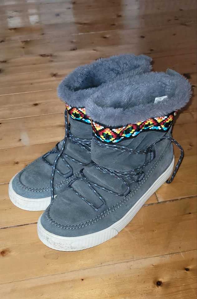 Toms Lederstiefel mit Faux Fell grau bunt Gr 37 in Wahnwegen