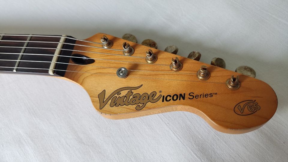 Vintage V65 ICON Distressed Sunburst E-Guitar Jazzmaster-Style in München