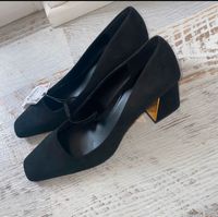 SCHUHE MIT Goldenem BLOCKABSATZI Schwarz Neu/ Zara/elegant/Gr.40 Berlin - Schöneberg Vorschau