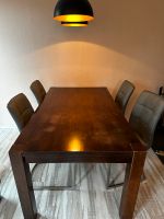 Großer Tisch aus Massivholz mit vier Stühlen aus Kunst-wildleder Niedersachsen - Hildesheim Vorschau