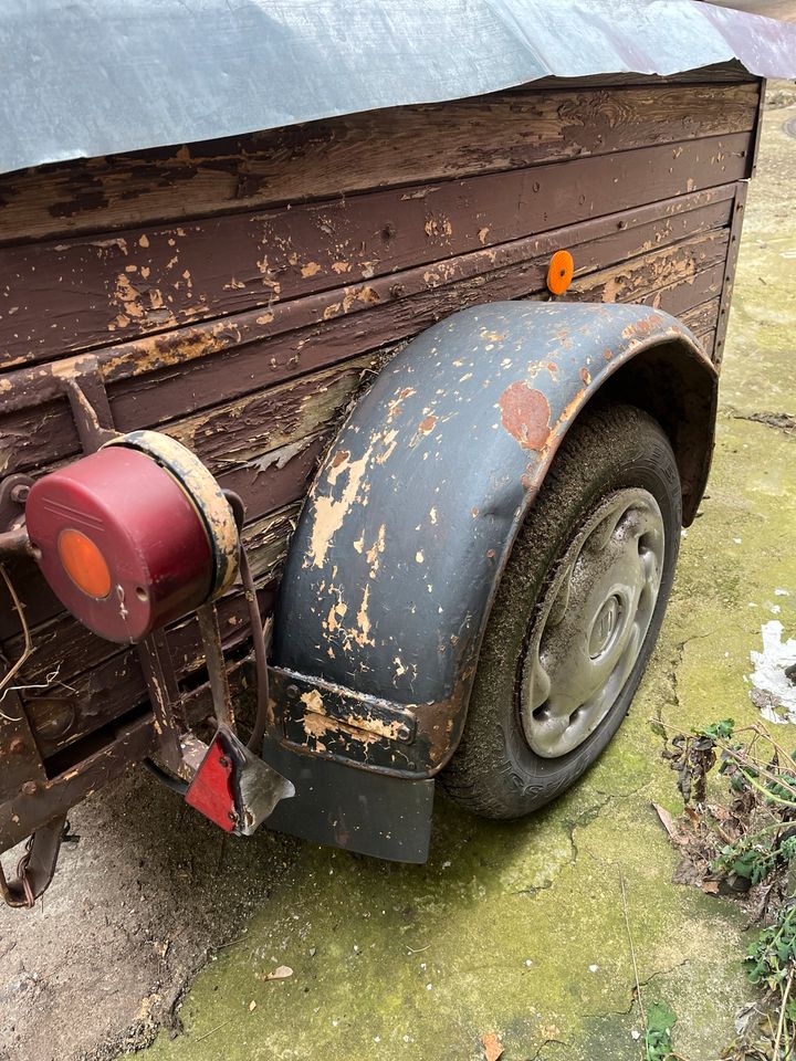 Älterer Anhänger DDR aus Holz in Dresden