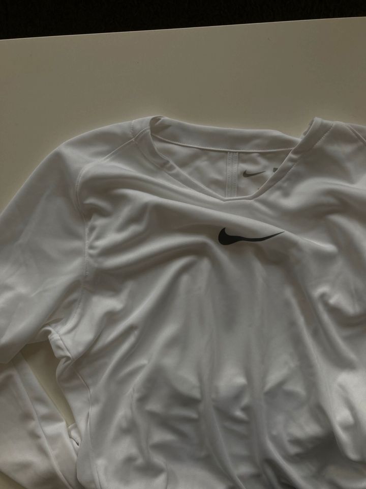 Nike Sportshirt Langarm in Bad Bevensen