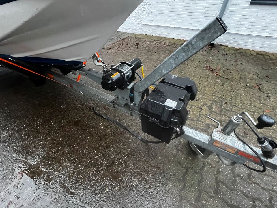 Hellwig Triton Motorboot Suzuki 40 PS inklusive Trailer in Tellingstedt