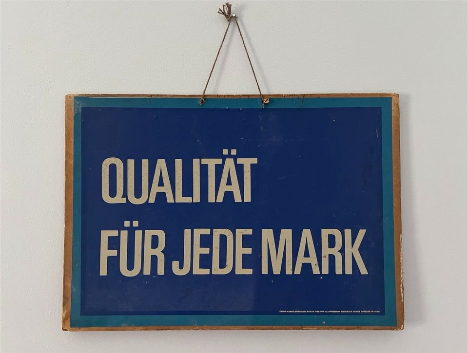 Original Werbeschild „Qualität für jede Mark DEWAG Berlin Dresden in Göda