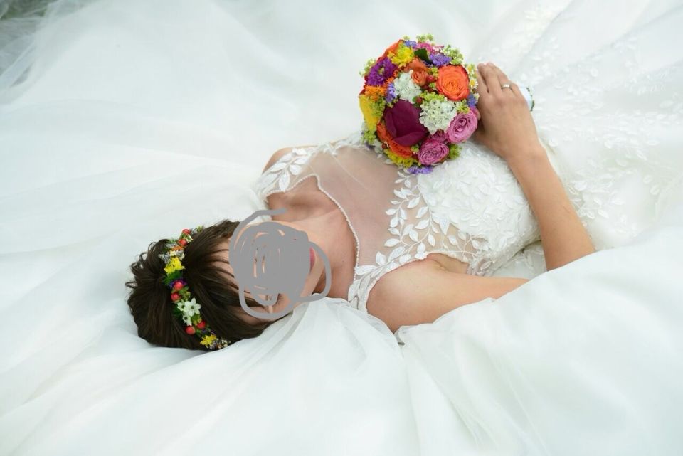 Hochzeitskleid Spitze, Blätterspitze, Perlen in Lucka