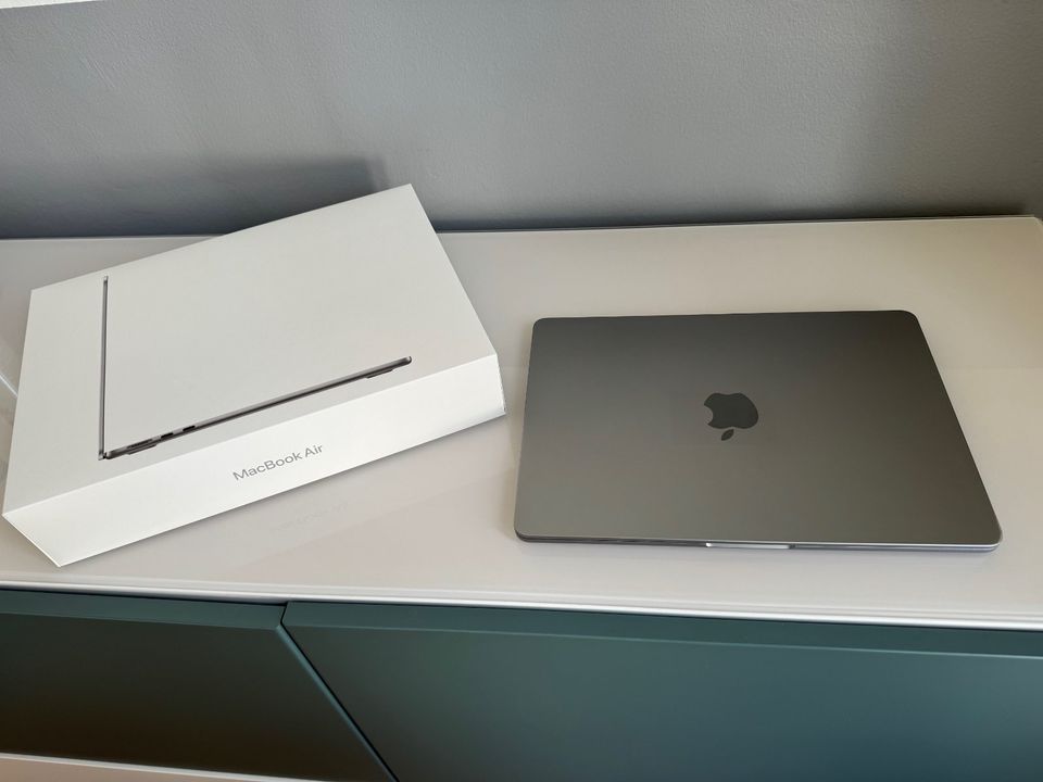 Apple MacBook Air 13,6" 2022 M2/16/512GB SSD 8C Space Grau in Köln