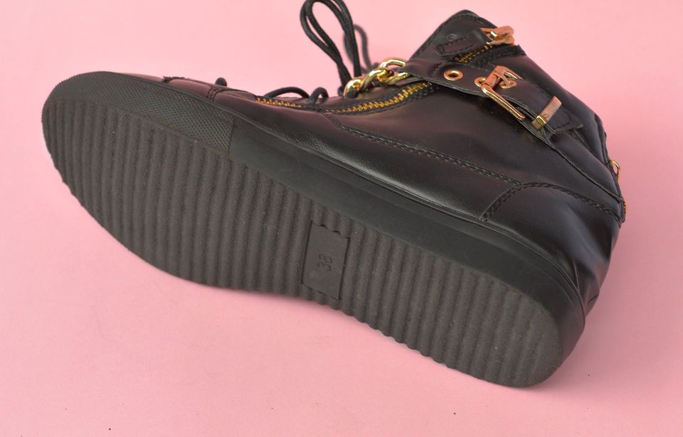 Damen Street Sneakers, Schwarz-Gold mit Kettchen, Größe 38 in Werl