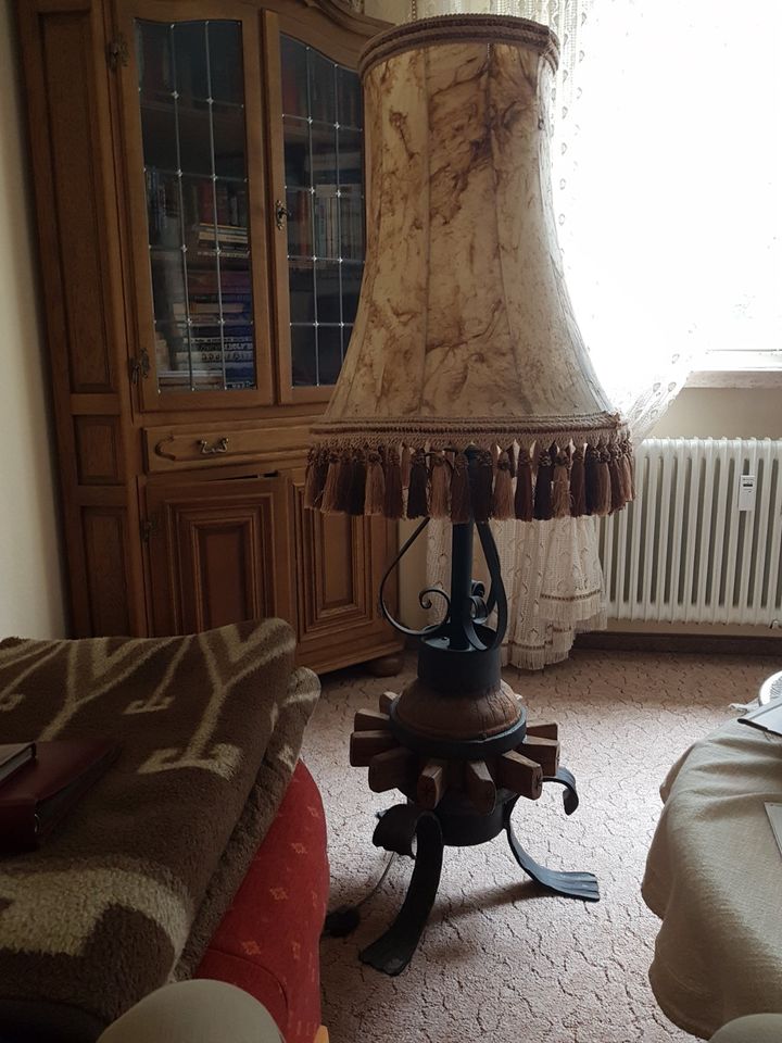 Antike Lampe aus altem Wagenrad mit Lederschirm Artikelzustand: G in Wuppertal
