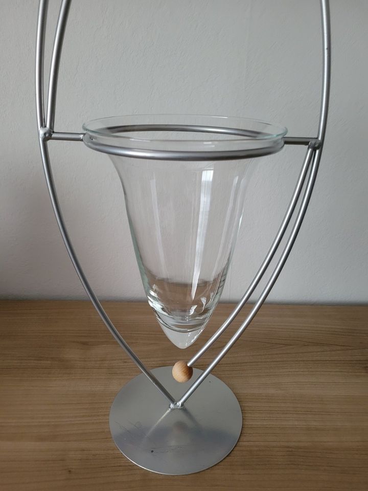 Metallgestell mit Glaseinsatz (Höhe insgesamt ca. 66 cm) in Paderborn