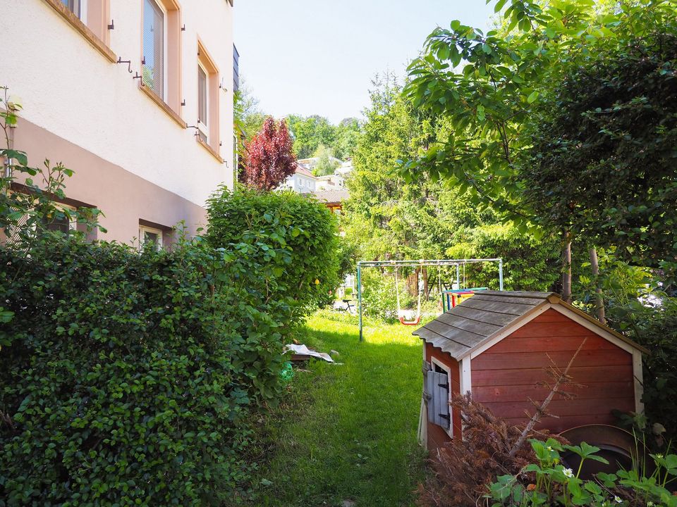 Charmante 4+2-Zimmer-Wohnung mit Blick ins Grüne und Garten in Freiburg im Breisgau