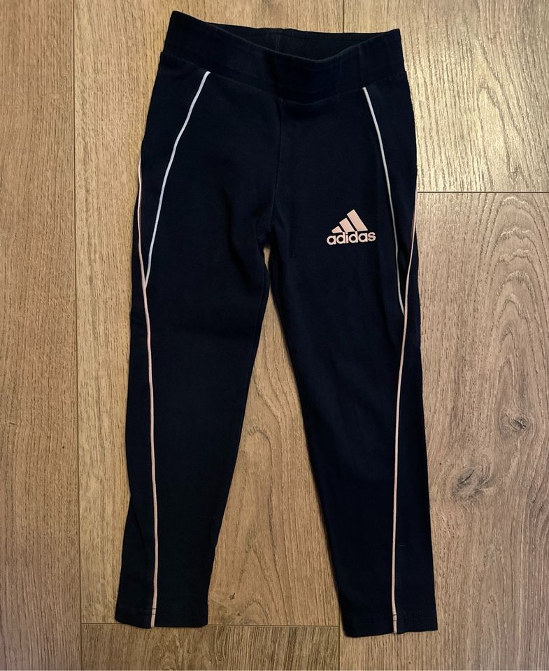 adidas Jogginghose Größe 104 in schwarz mit rosa und weiß in Holzminden