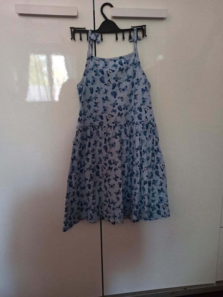 Kleid Gr. 128 blau mit Schmetterlinge Sommer top Zustand! in Hohenbocka