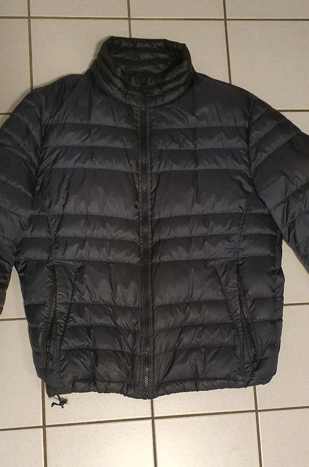 Hugo Boss Daunenjacke in Freiburg im Breisgau