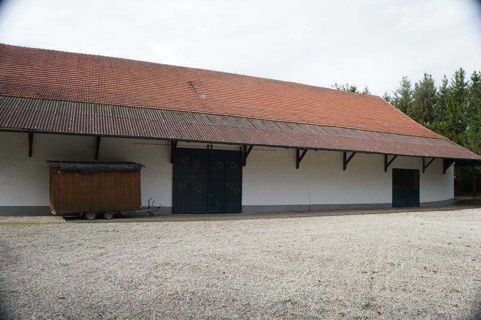 Stellplatz für Wohnwagen / Anhänger / Auto / Motorrad in Halle in Attenhofen