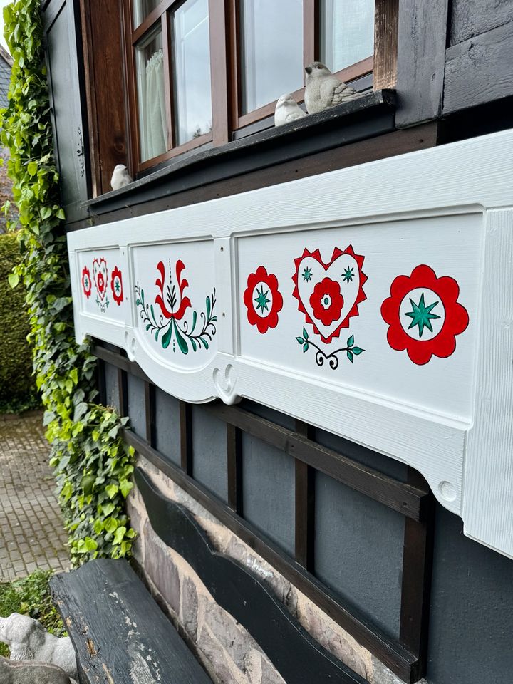 Holzverkleidung, Blumenkasten, Fassade in Sonneberg