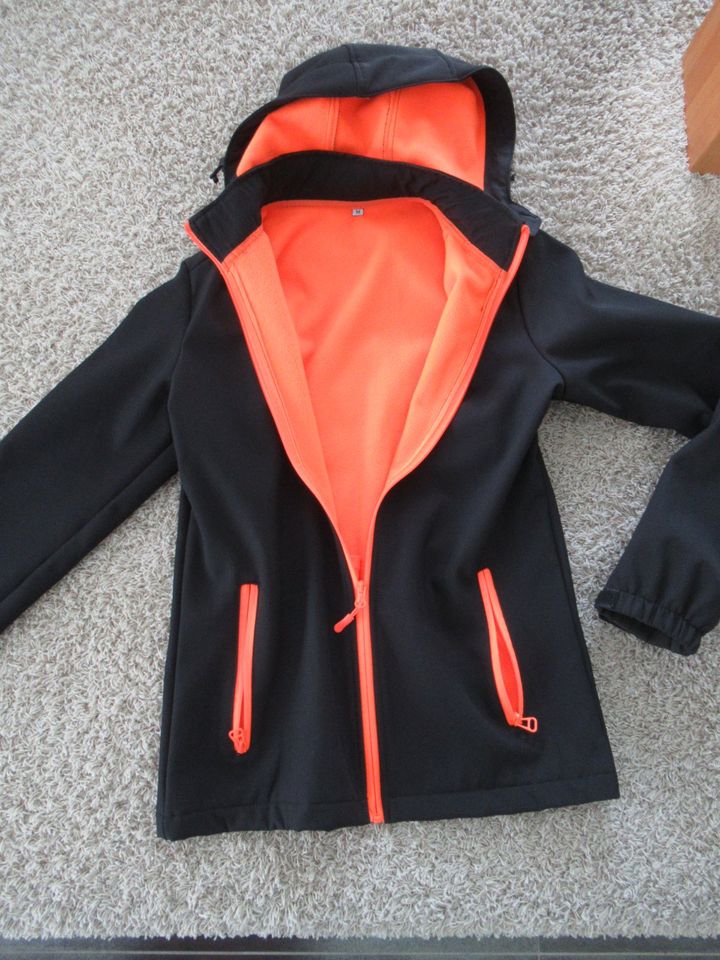 schwarz-orangene Softshelljacke Gr. M neon Outdoorjacke in Stadtbergen