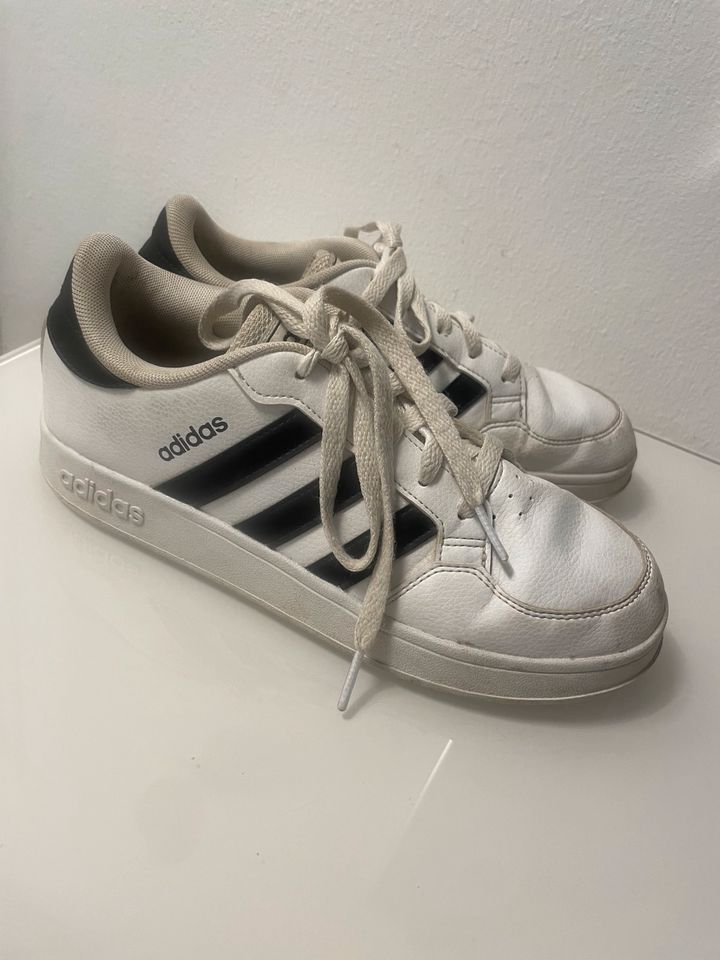 Adidas Turnschuhe weiß 37 in Neustadt in Holstein