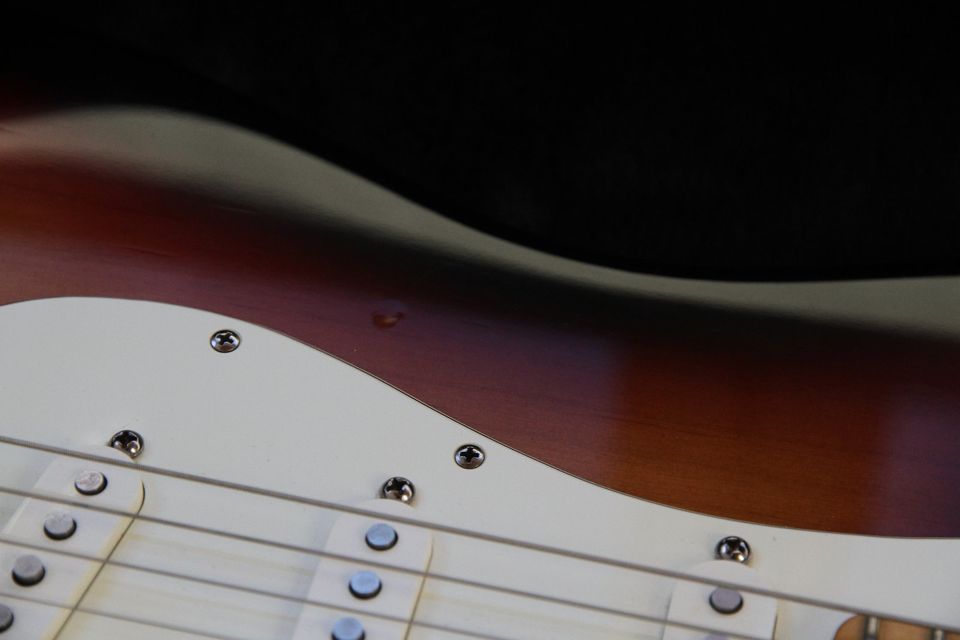 Fender American Standard Stratocaster 3-Tone-Sunburst in Kasel