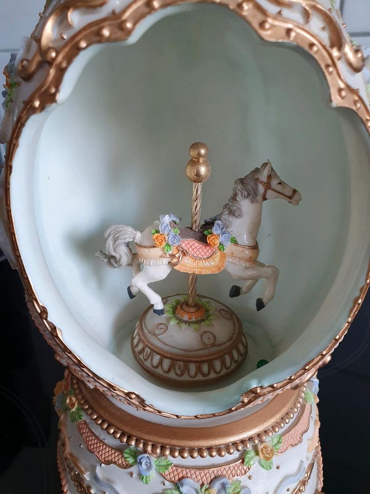 Spieluhr mit Karussell und Pferd, Richtung Faberge in Neumünster