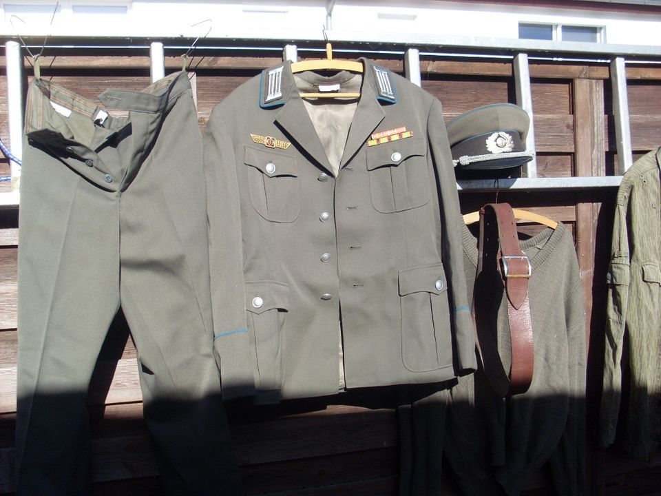 Offiziers Kleidertasche mit Kleidung der NVA in Wittenburg