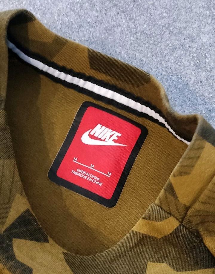 Nike Pullover mit Kängurutasche Größe M in Bischofsmais