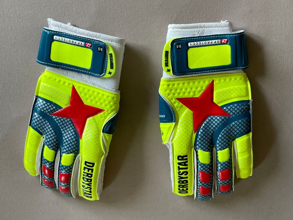 Derbystar XP PROTECT 1 Fußball Torwart Handschuhe Gr. 9,5 in Essen