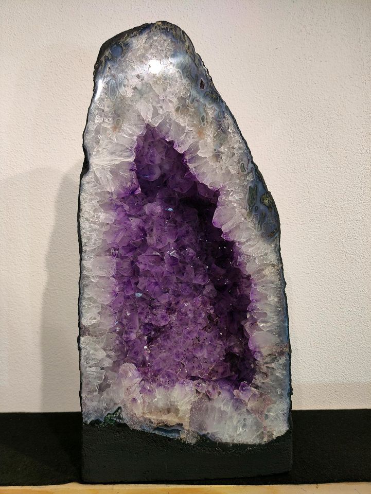 Amethyst Druse 48cm hoch, violette Kristalle, Achatrand in Schnaittenbach