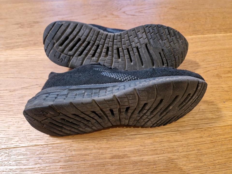 Hallenschuhe Turnschuhe 43,5 aber eher 42 plus Gratisschuhe in Mühlheim am Main