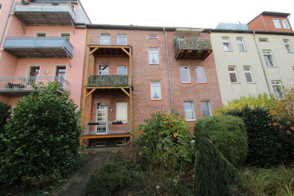 Schöne 2- Zimmerwohnung mit Fußbodenheizung+Einbauküche+Balkon+Bad mit Badewanne & Dusche+Laminat! in Dessau-Roßlau