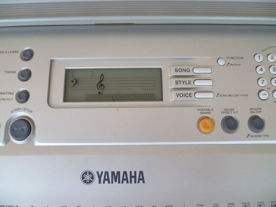 Yamaha Keyboard PSR-E 303 mit Ständer in Berlin
