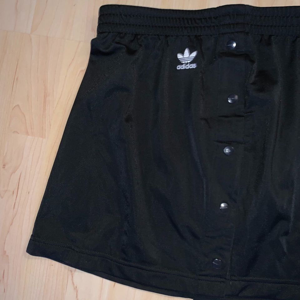 Adidas Mini Rock Highwaist Knopfleiste schwarz - S in Freiburg im Breisgau