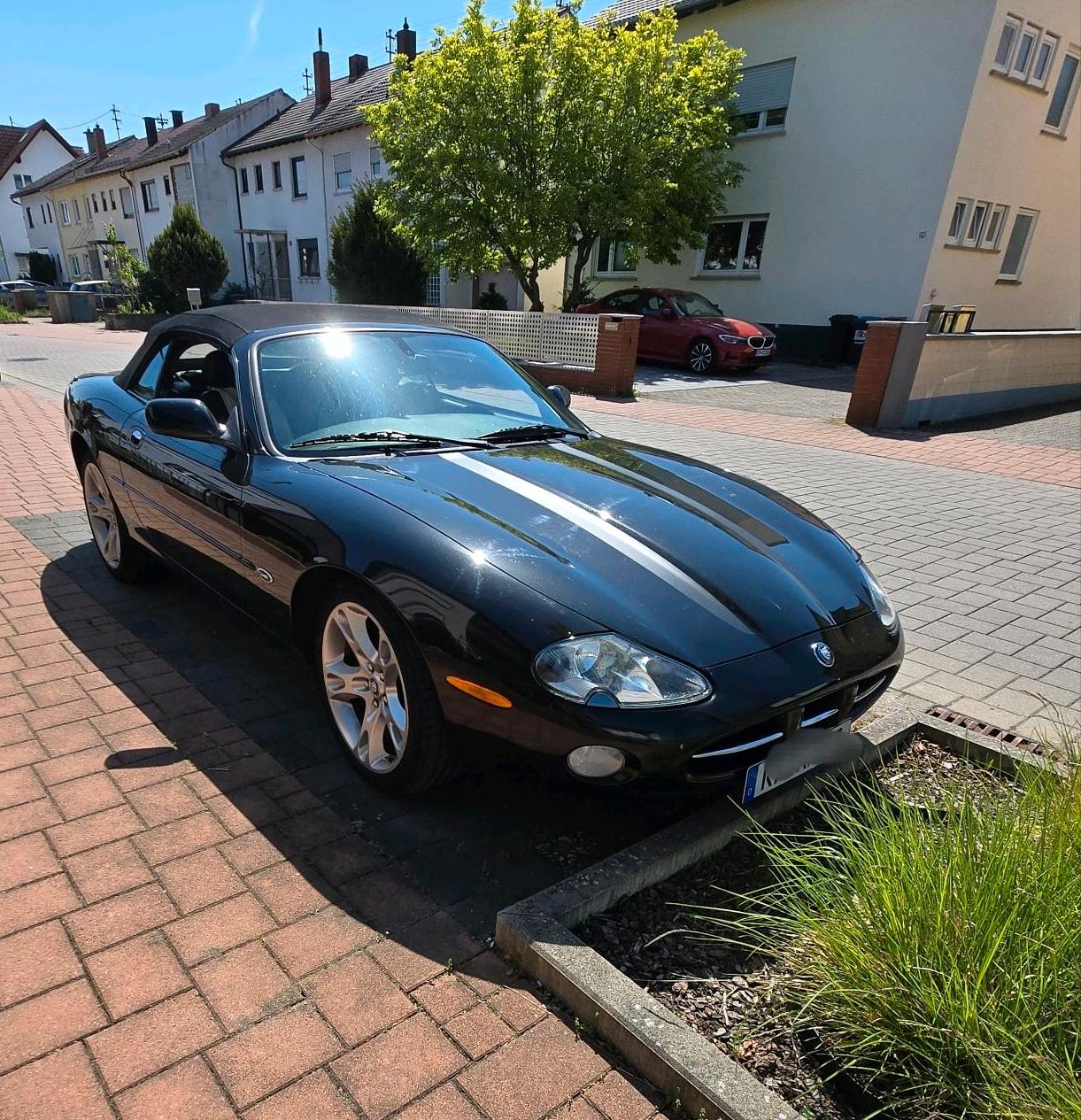 Abbildung des Autos x100 Jaguar, V8 Roadster