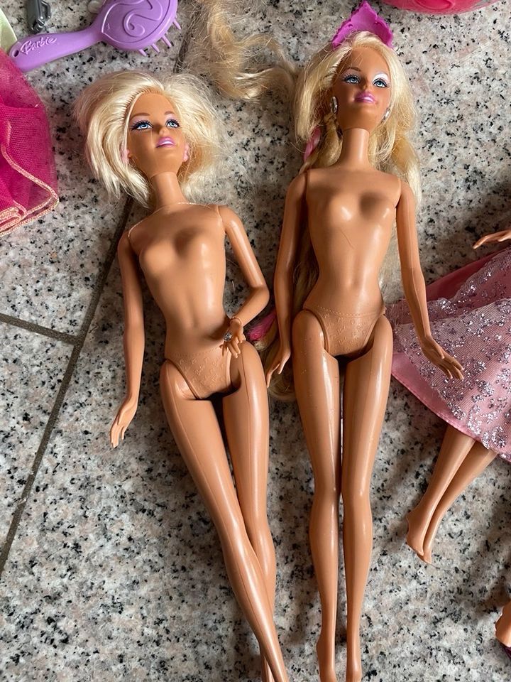 Verschiedene Barbies, sehr wenig genutzt in Stuttgart