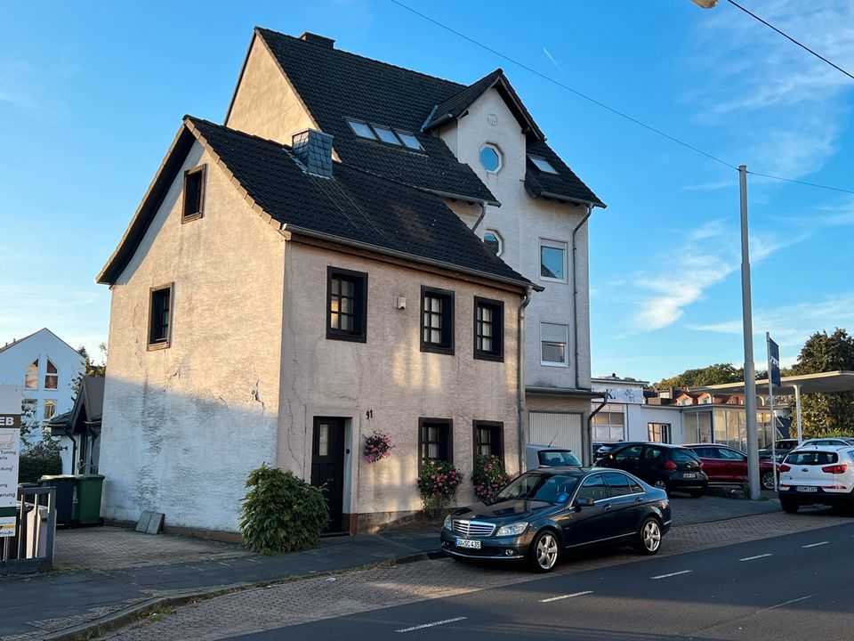 SIEGBURG, zentral gelegenes Einfam. Haus mit ca. 145 m² WNfl., Garten, Terrasse, Pool und Stellplatz in Siegburg