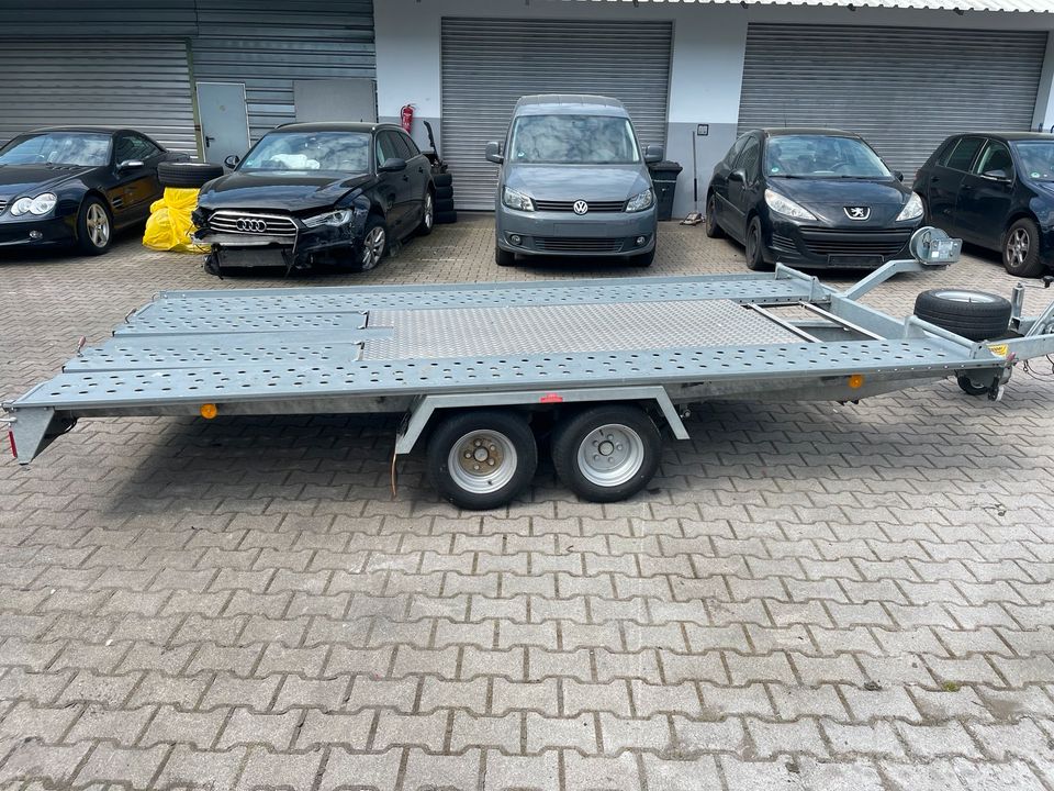 Fahrzeugtransporter Kippbar 2600 kg gebremst in Kelkheim