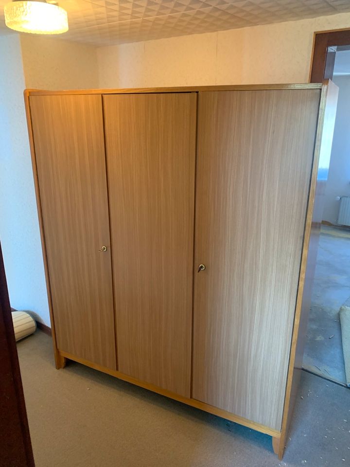 Schrank Kleidung Highboard Kommode Zimmer Wohnung Klamotten in Leipzig