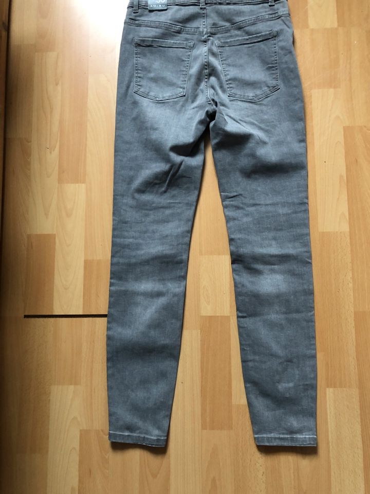 Skinny-High-Waist-Jeans, Bundweite 30, neu mit Etikett in Aschaffenburg